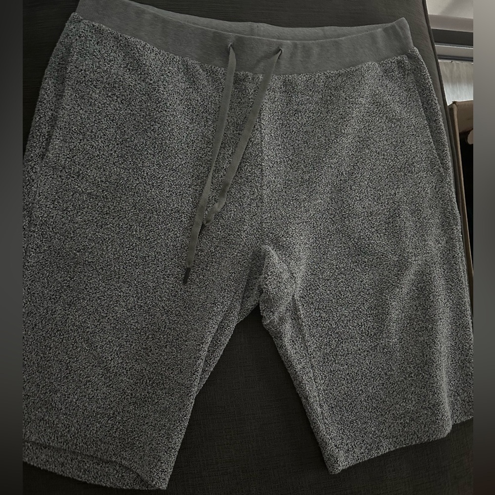THEORY Men’s grey casual shorts